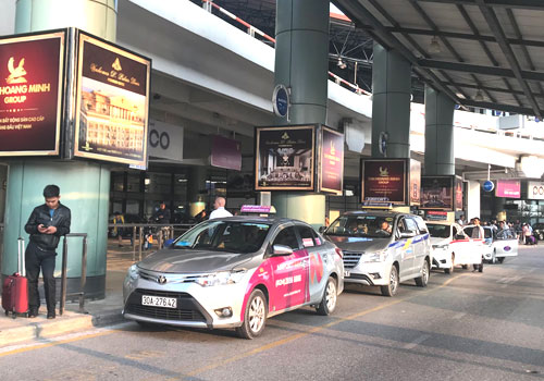 Vietnamese taxi drivers cut fares to lure airport customers back from Uber,  Grab - VnExpress International